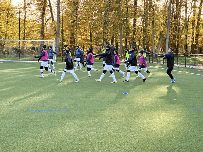 Les U13 du Stade à l’échauffement sur le synthétique