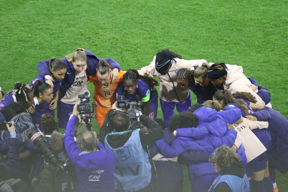 Griedge Mbock briefe ses troupes avant le coup d’envoi.