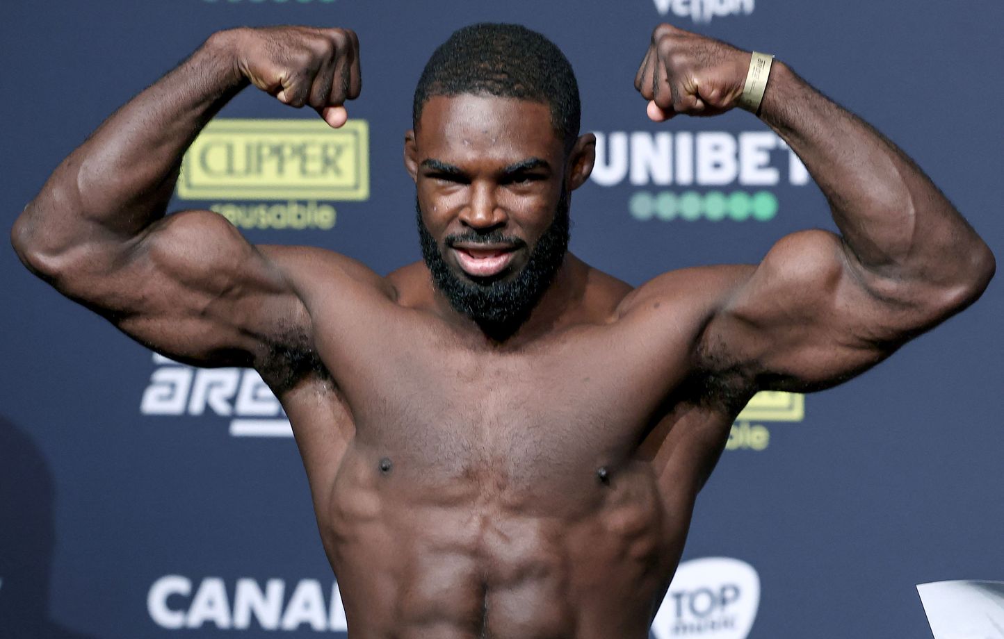 KO spectaculaire : Zebo bat Baki et devient champion ARES welters