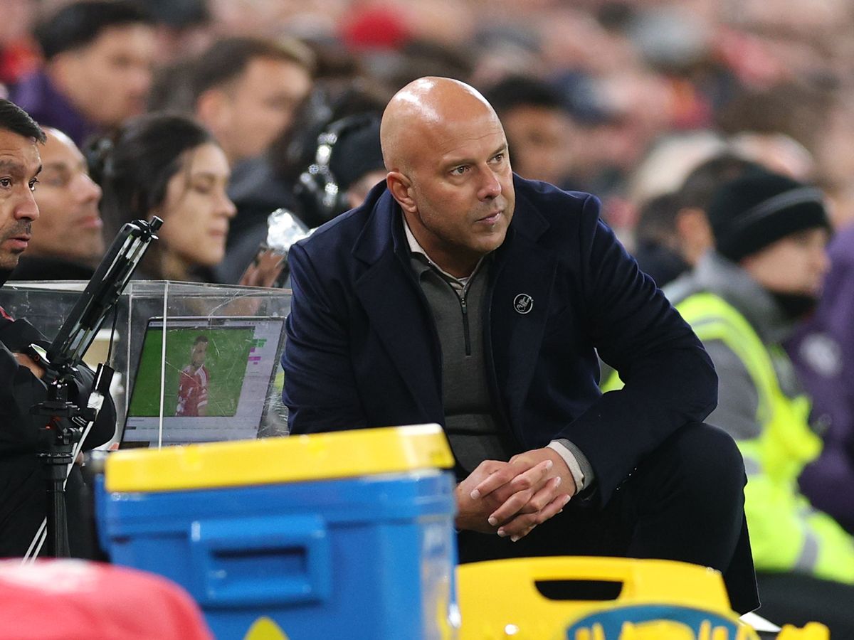 Liverpool : critique de Gary Neville sur Milos Kerkez après la défaite