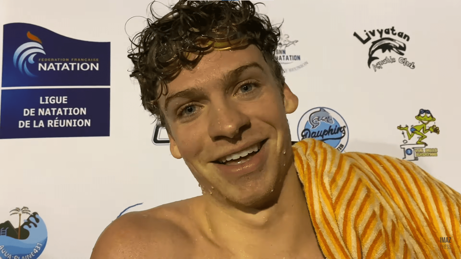 Natation: Léon Marchand bat deux records de France en petit bassin