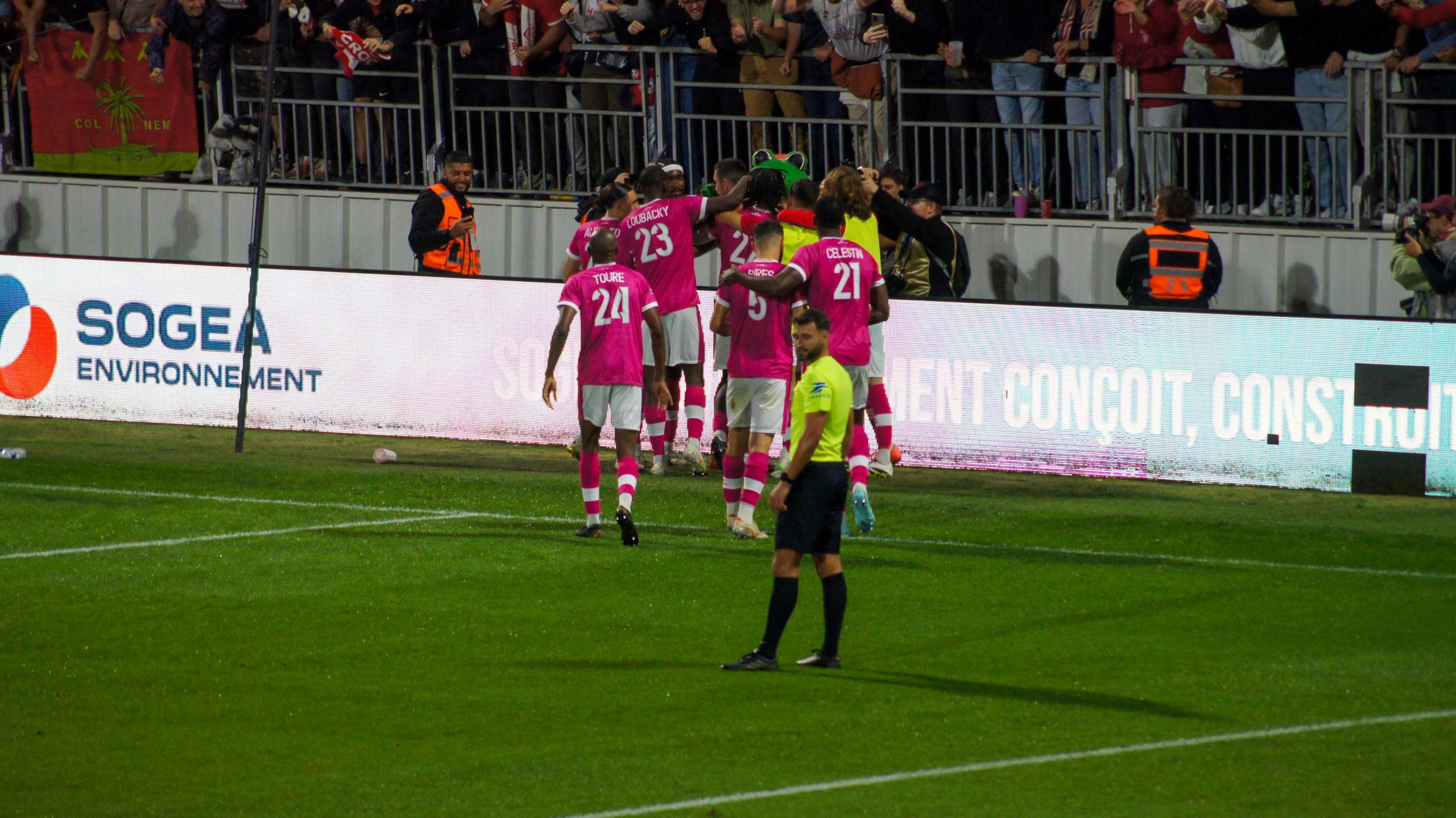 Nîmes Olympique domine Saint-Priest et prend la tête du championnat