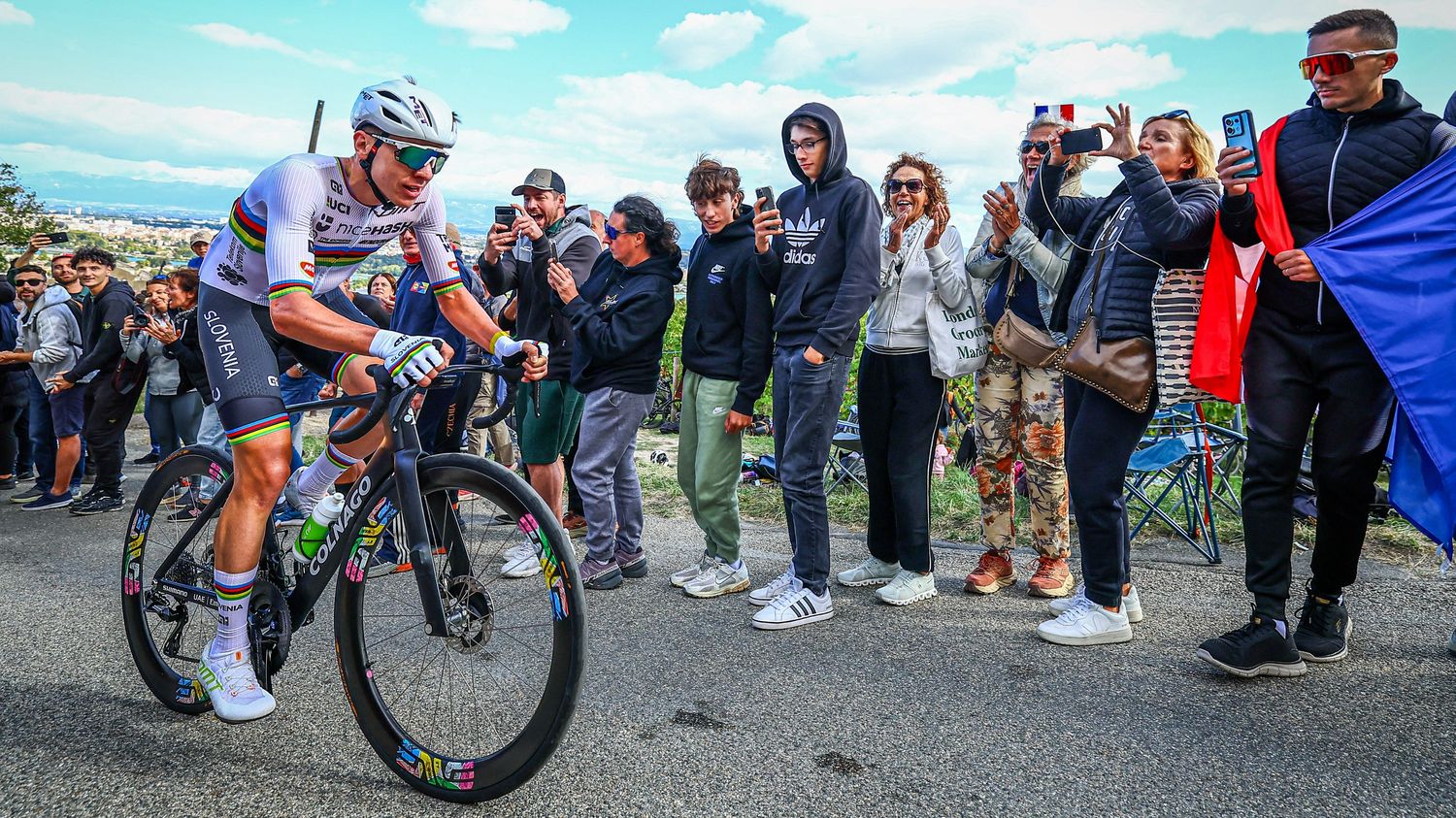 Pogacar champion d'Europe cyclisme après un numéro en solitaire