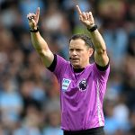 Referee Darren England prêt pour Manchester United vs Nottingham Forest
