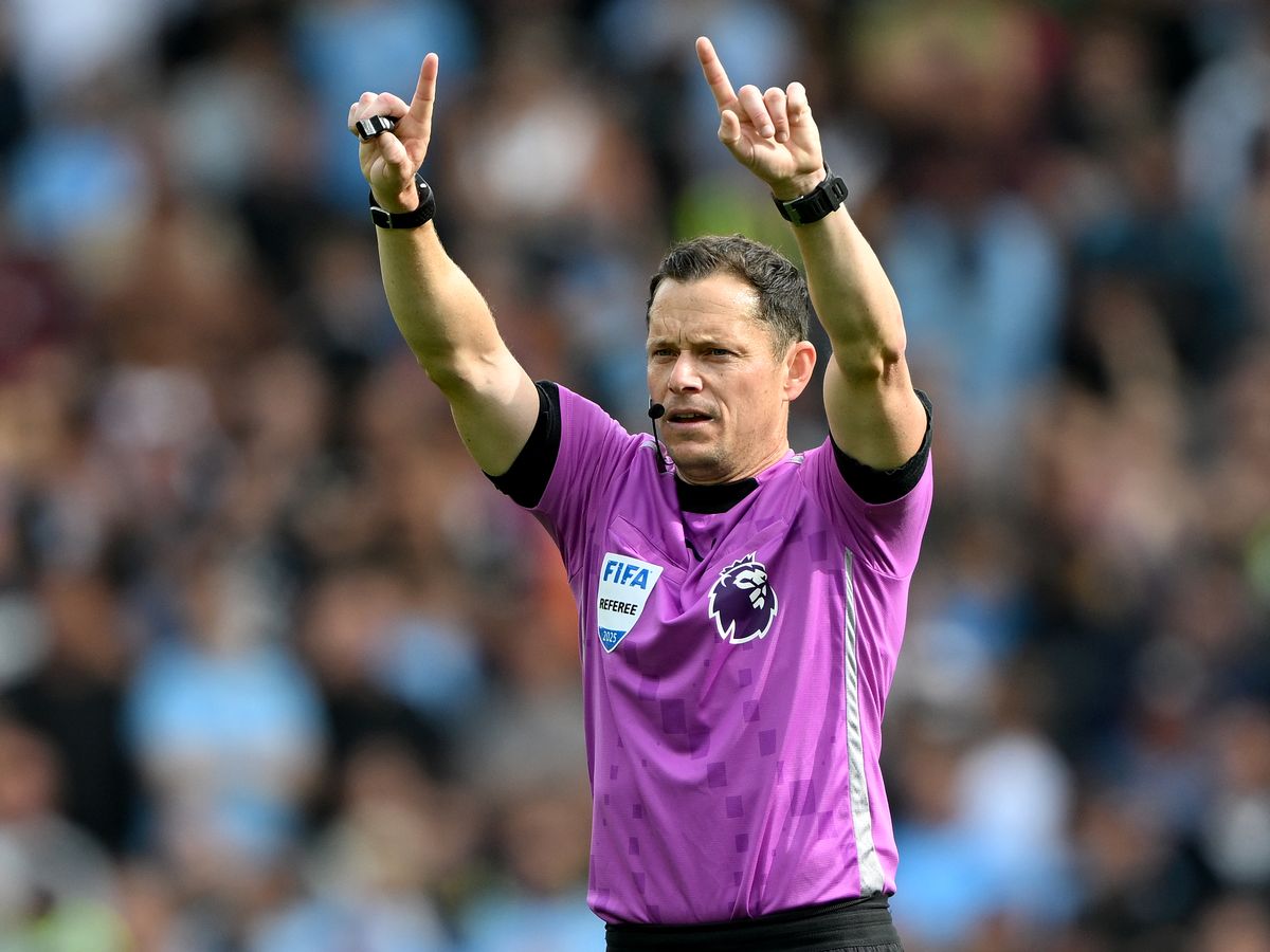 Referee Darren England prêt pour Manchester United vs Nottingham Forest