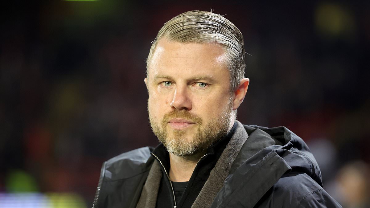 Jimmy Thelin encourage ses joueurs après la défaite en Ligue Europa