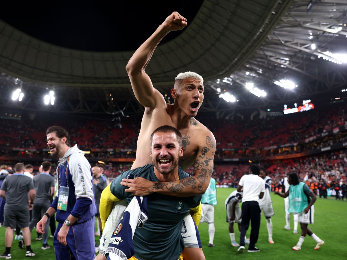 Un footballeur de Premier League quitte le sport à 26 ans après une victoire en Europa League