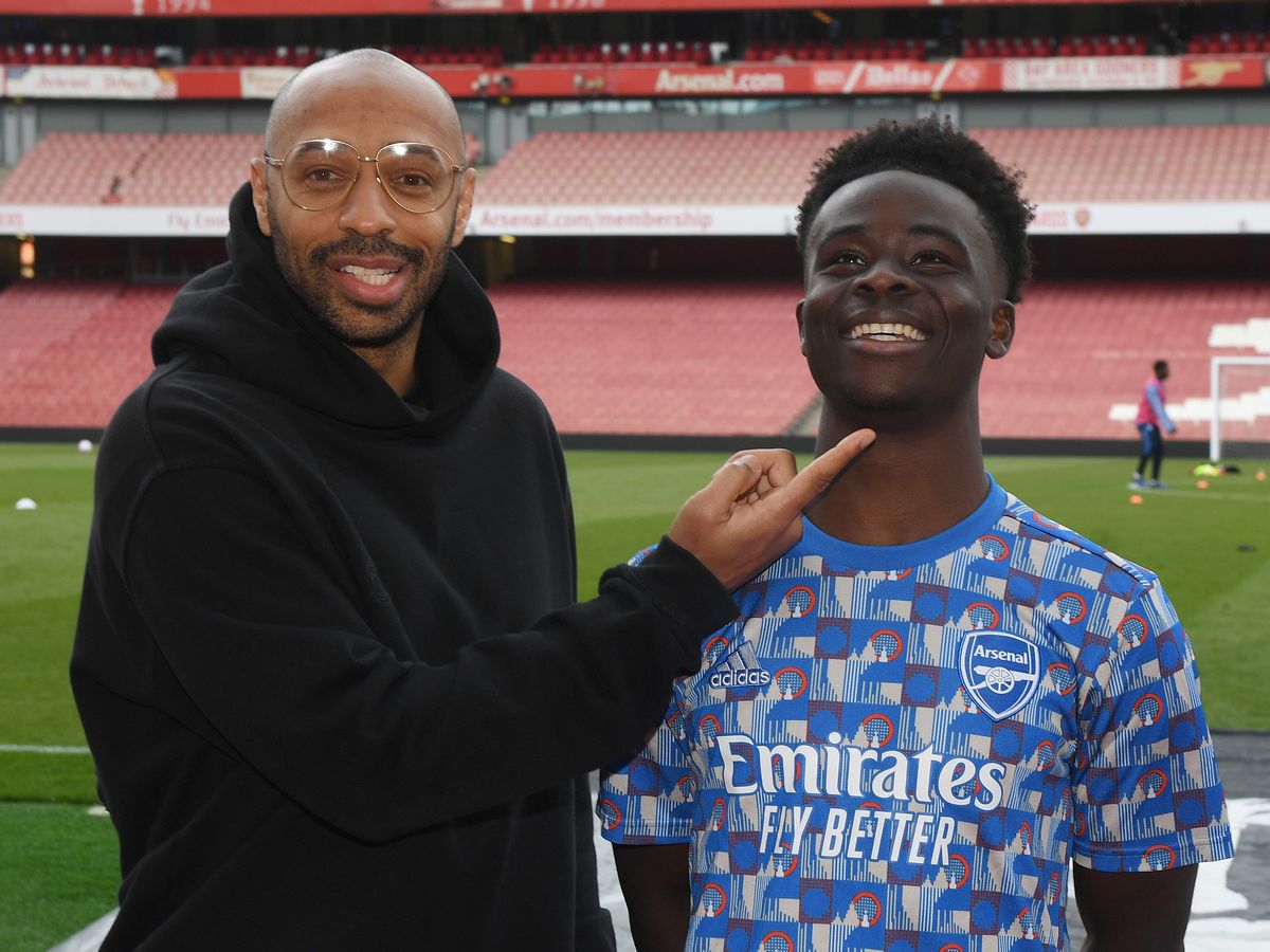 Thierry Henry félicite Bukayo Saka pour sa performance exceptionnelle