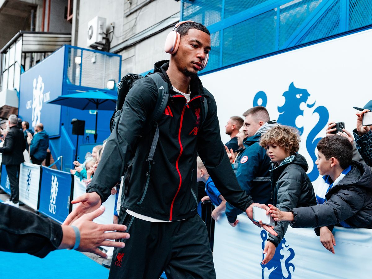 Hugo Ekitike et Alexander Isak en duel pour une place à Liverpool