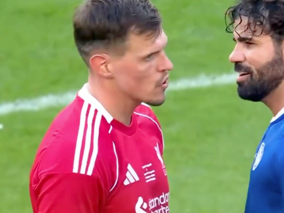Rivalité légendaire : combat entre Skrtel et Costa lors d'un match de légendes