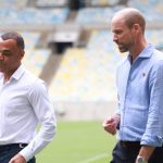 Prince William s'amuse avec Cafu lors d'une cérémonie à Rio