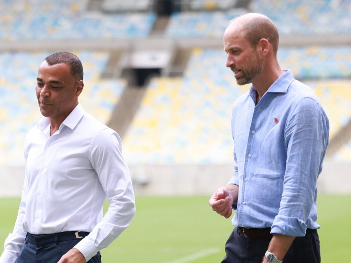 Prince William s'amuse avec Cafu lors d'une cérémonie à Rio