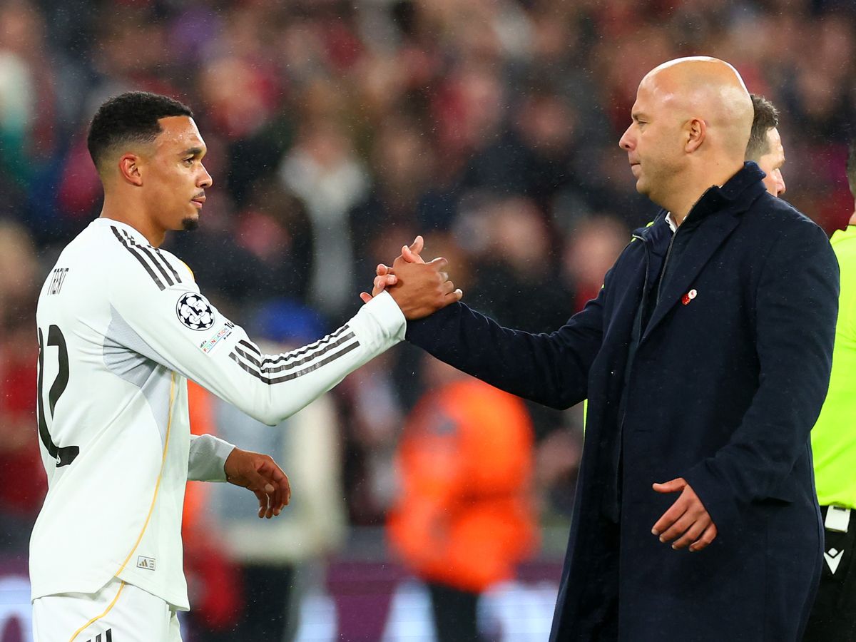 Arne Slot félicite Trent Alexander-Arnold après un match difficile