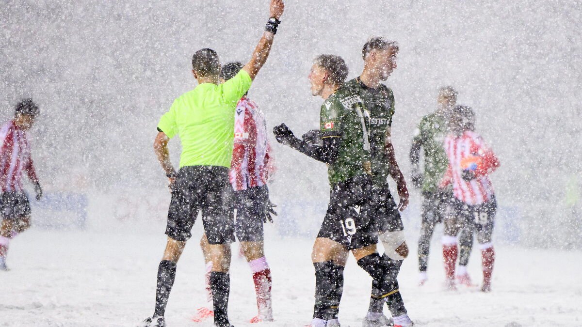 Finale de football canadien sous la neige : un spectacle insolite