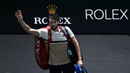 Valentin Vacherot quitte le court après sa défaite en quarts de Paris, le 31 octobre 2025.