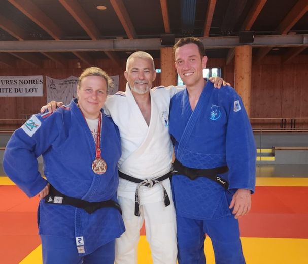 Laetitia Fenelle et Frédéric Fénéant entourés de leur coach Lilian Béal.