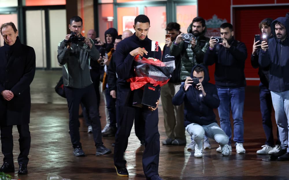 Trent Alexander-Arnold dépose une couronne et une carte manuscrite au mémorial Diogo Jota devant Anfield