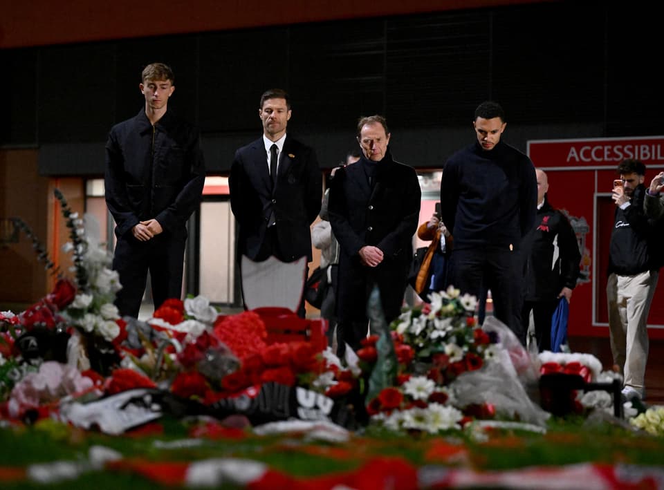 Alexander-Arnold auprès du mémorial Diogo Jota avec Xabi Alonso et autres