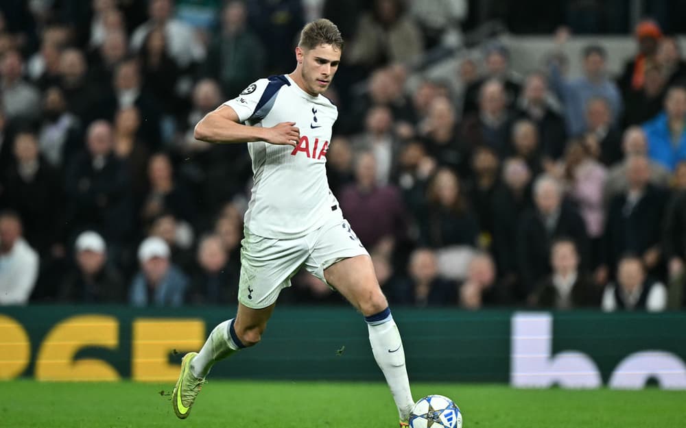 Micky van de Ven célèbre son but lors du match Tottenham contre Copenhague en Ligue des champions