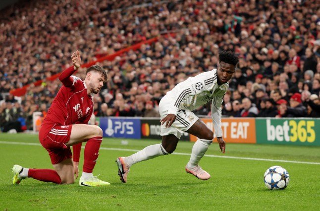 Vinicius Junior et Conor Bradley lors du match Real Madrid – Liverpool à Anfield