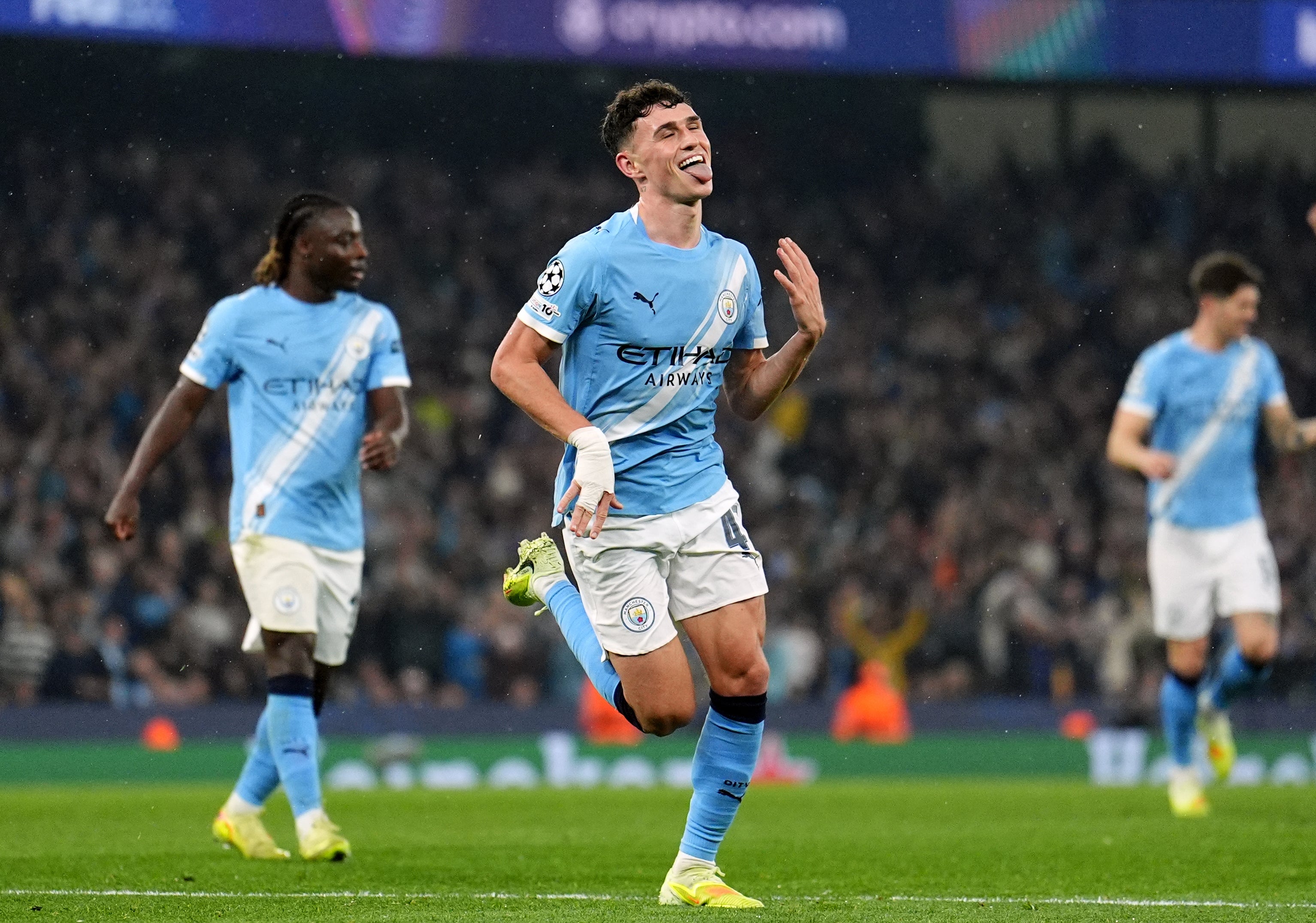 Phil Foden et les joueurs de City célébrant un but contre Dortmund
