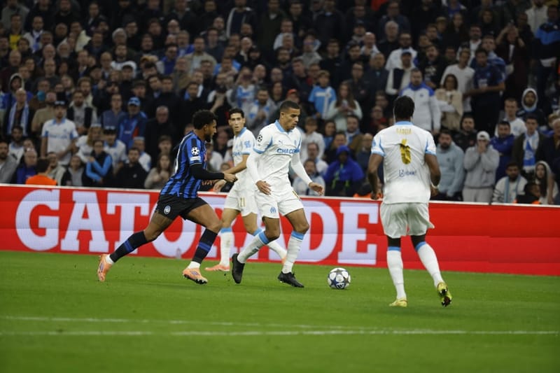 Les Olympiens sur le terrain au Vélodrome