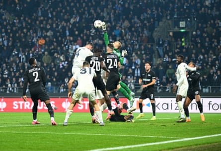 Sturm Graz, gardien Oliver Christensen empêche Nottingham Forest de marquer