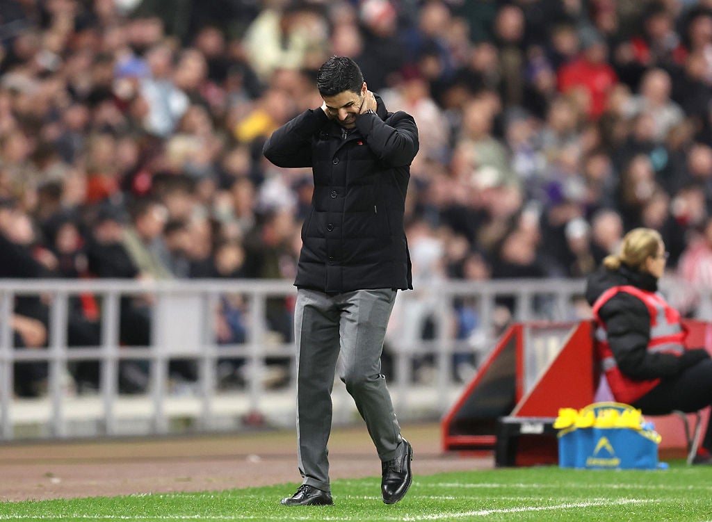 Arteta observe son équipe lors du match Arsenal-Sunderland