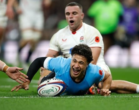 Caleb Muntz marque le deuxième essai de Fiji contre l’Angleterre