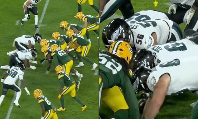 Joueur réalisant le Tush Push sur le terrain