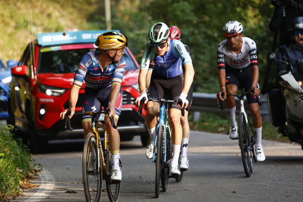 Paul Seixas en discussion avec Remco Evenepoel sur le Tour de Lombardie