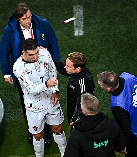Ronaldo échange avec l’entraîneur irlandais après le match