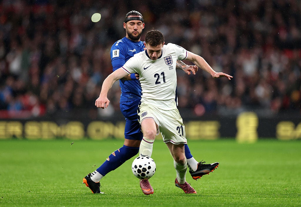 Elliot Anderson au milieu du terrain anglais