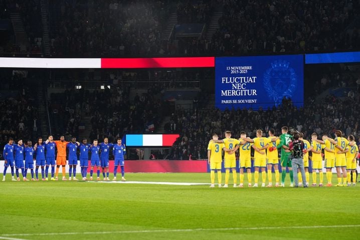 La minute de silence partagée par les Français, les Ukrainiens et tout le Parc des Princes