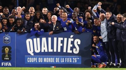 La joie des joueurs de l'équipe de France après leur qualification pour le Mondial 2026, au Parc des Princes