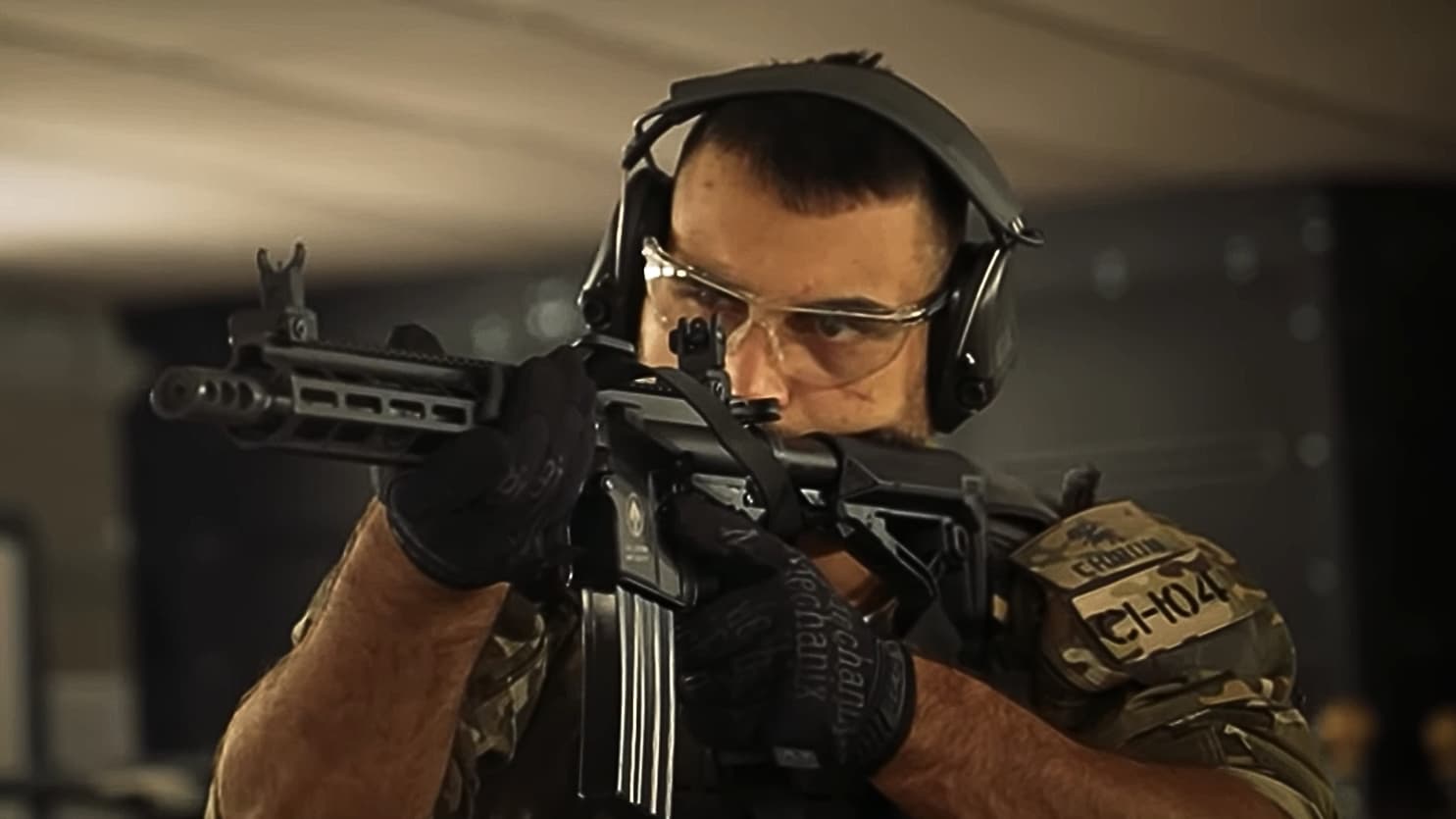 Benoît Saint Denis en plein entraînement au tir pour un documentaire