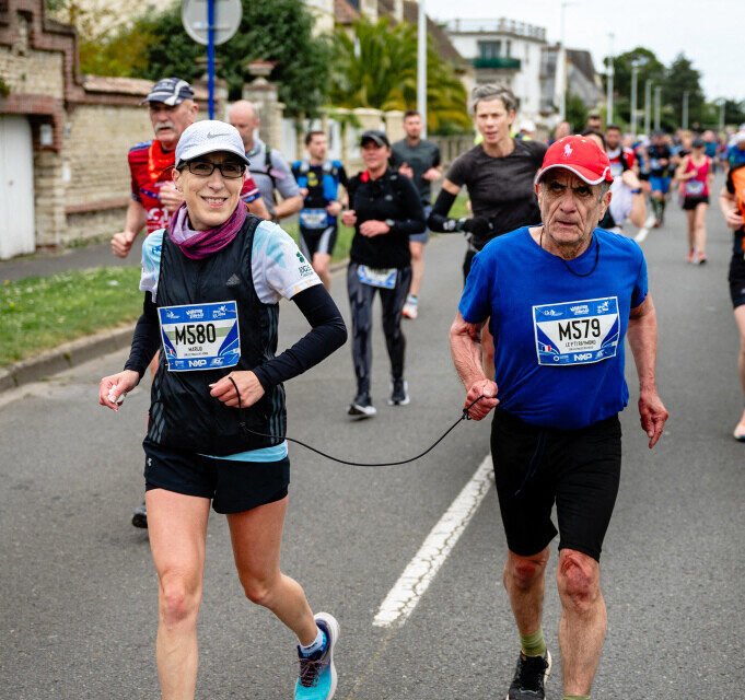 Raymond et Marie-Jo, coureur malvoyant et sa guide, au marathon de Deauville