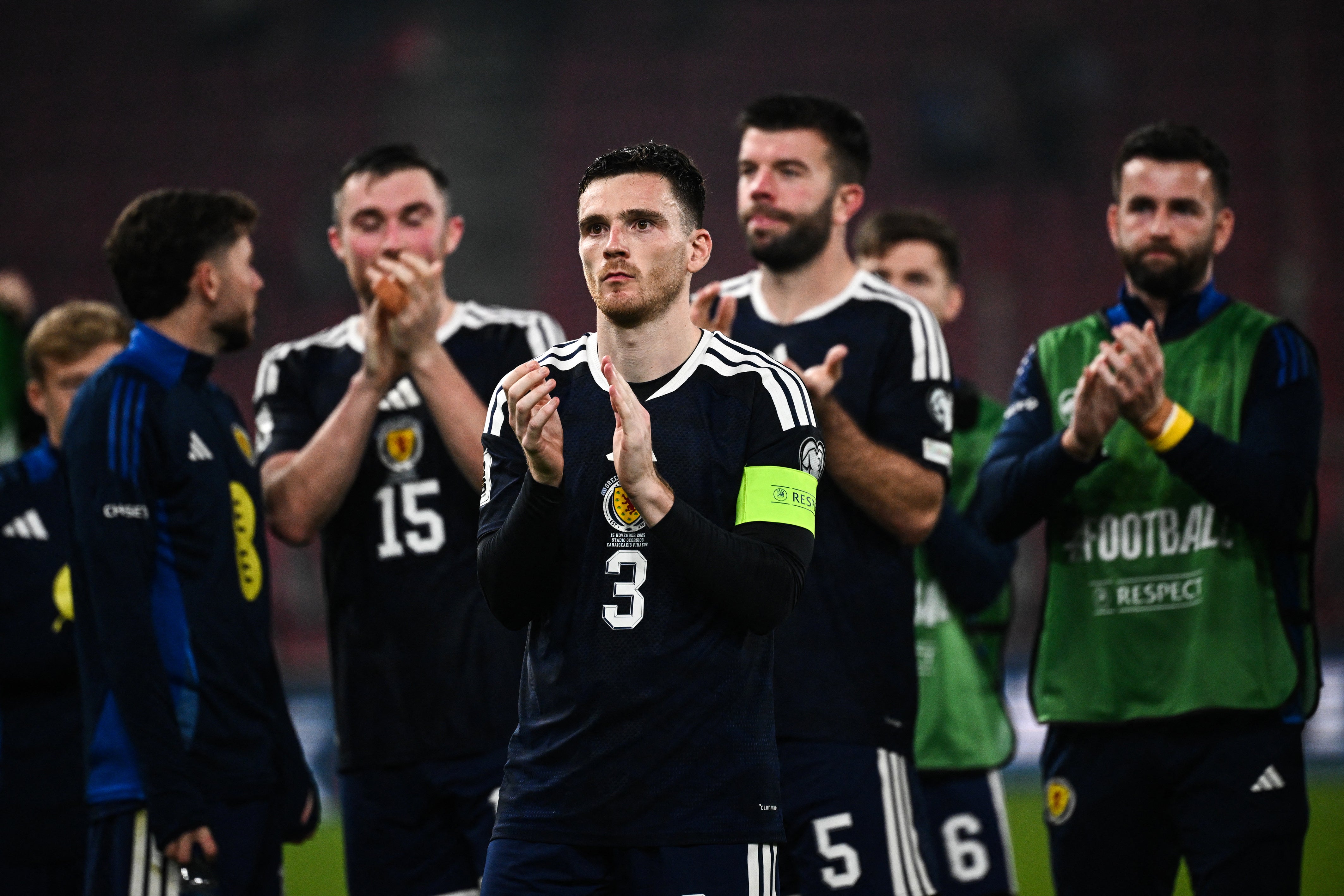 Capitaine Andy Robertson applaudit les supporters écossais