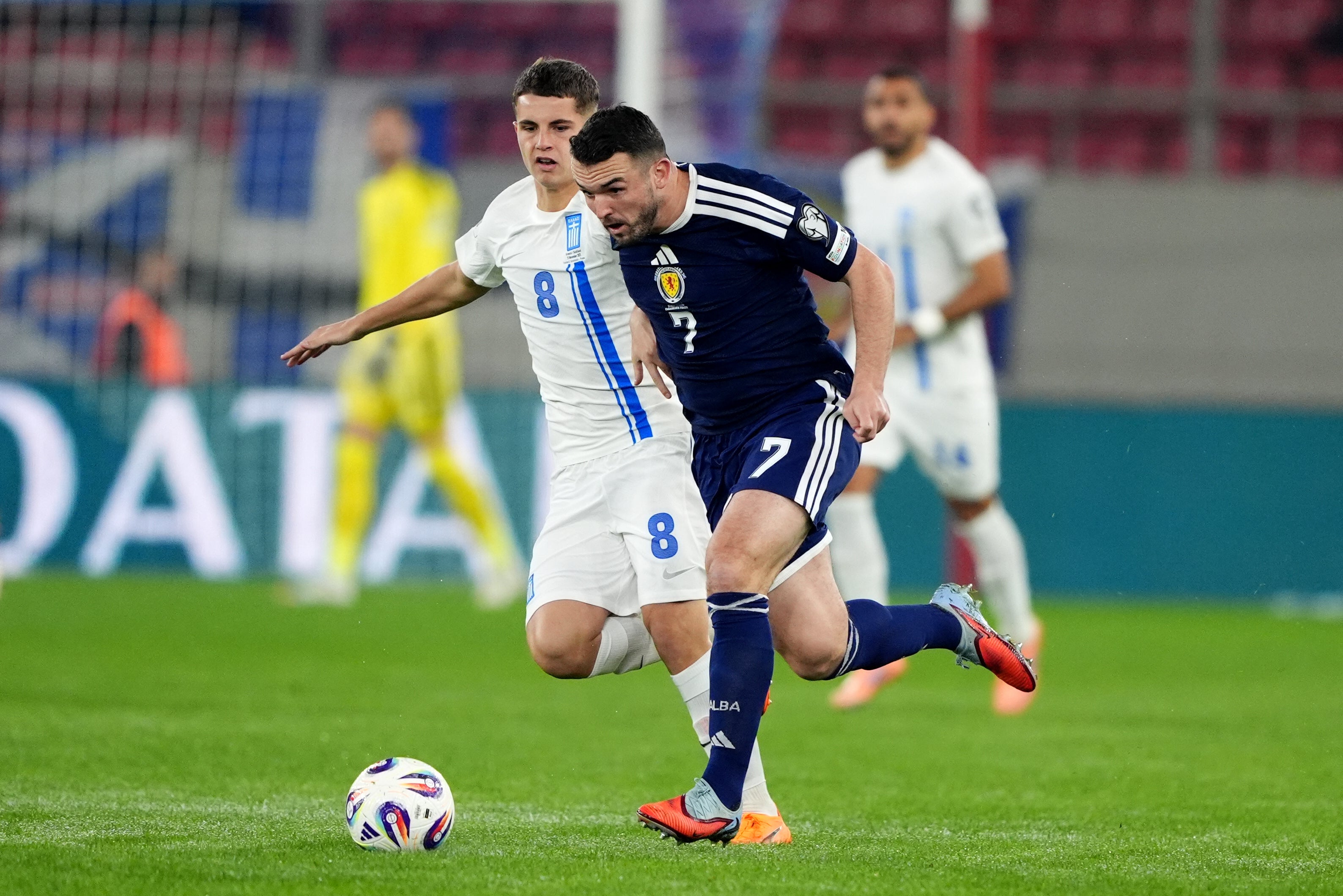 Greece's Christos Mouzakitis (à gauche) et Scotland's John McGinn en duel pour le ballon