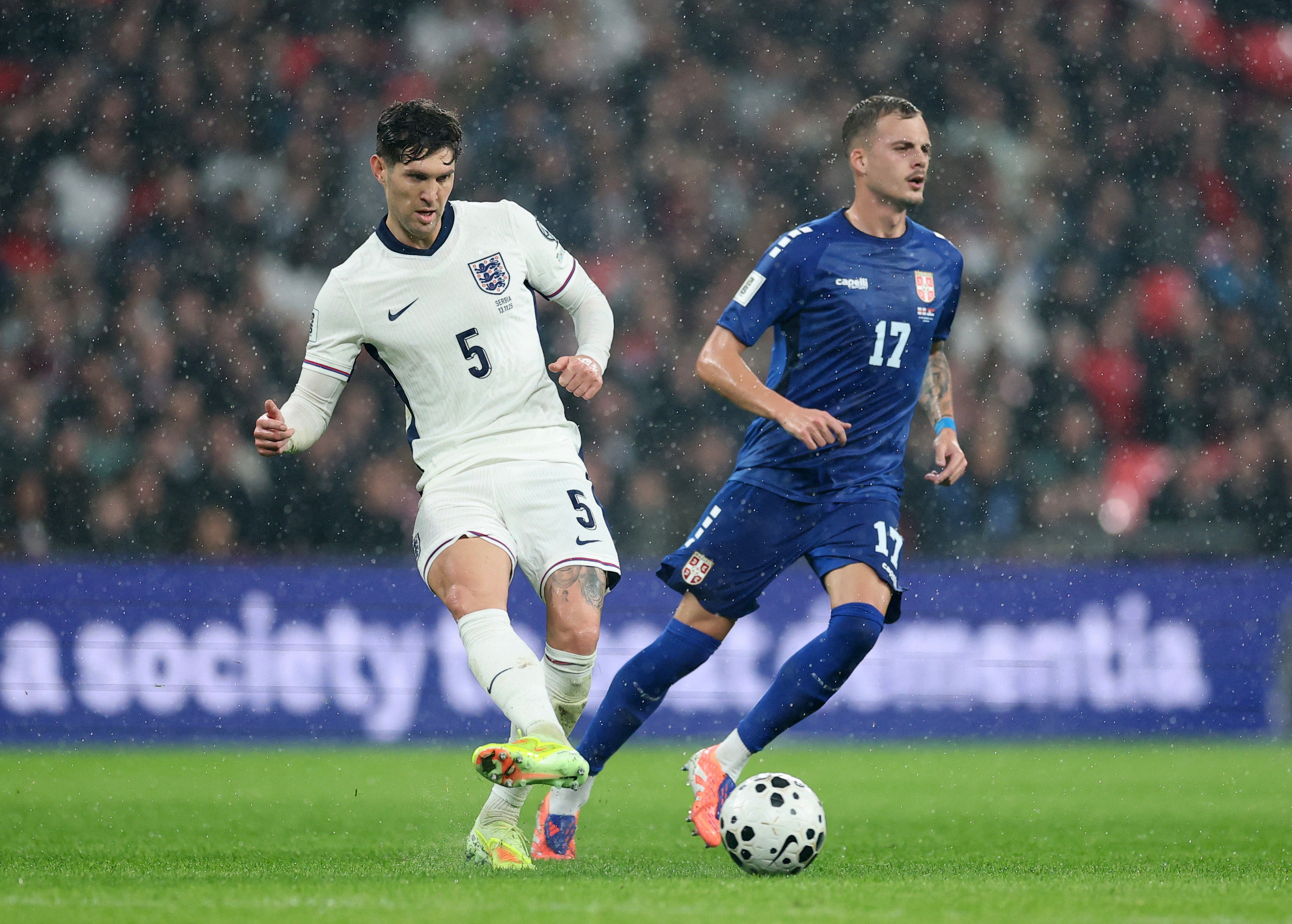 John Stones prête à jouer au centre de la défense