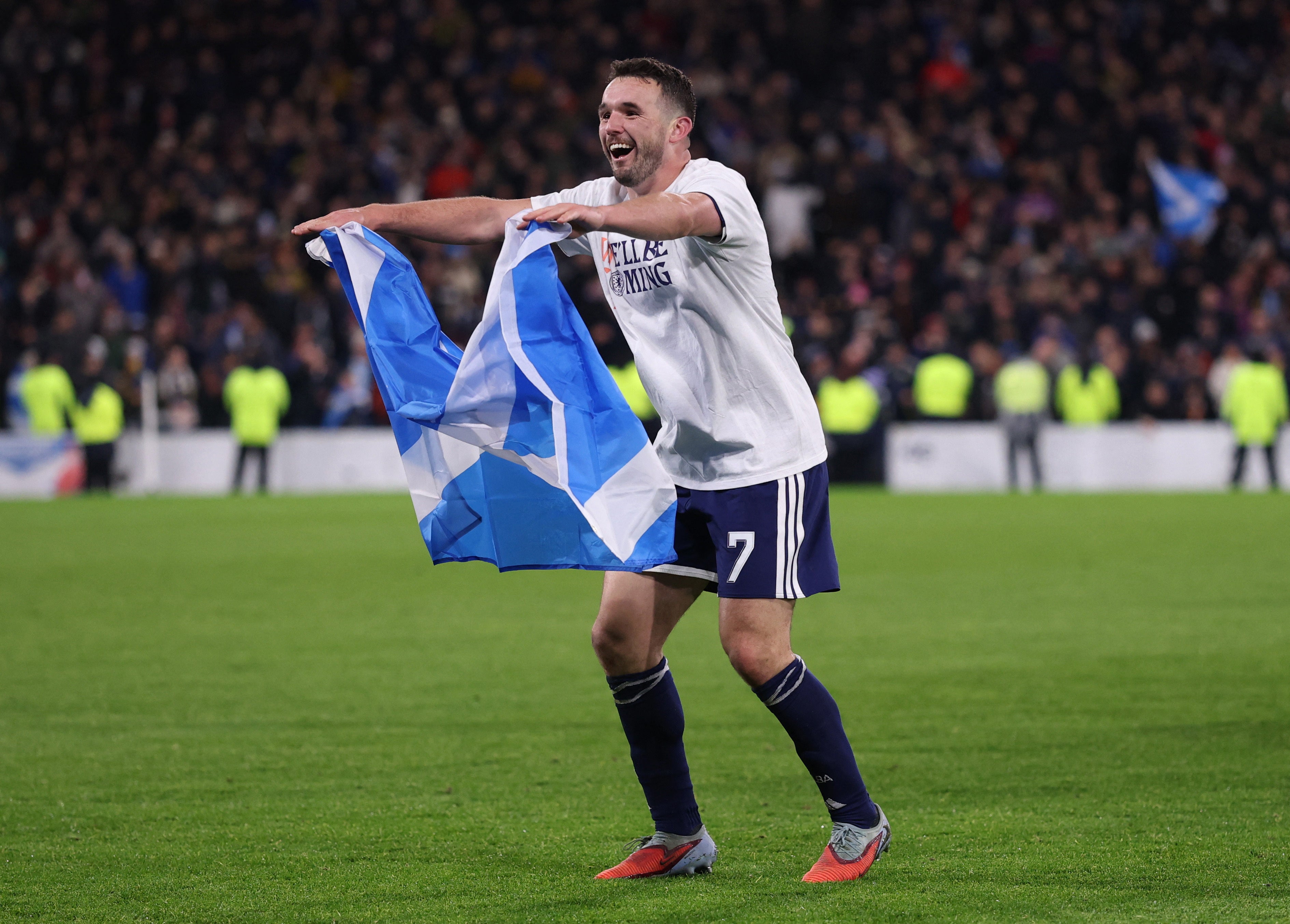 John McGinn célèbre la victoire de l'Écosse contre le Danemark