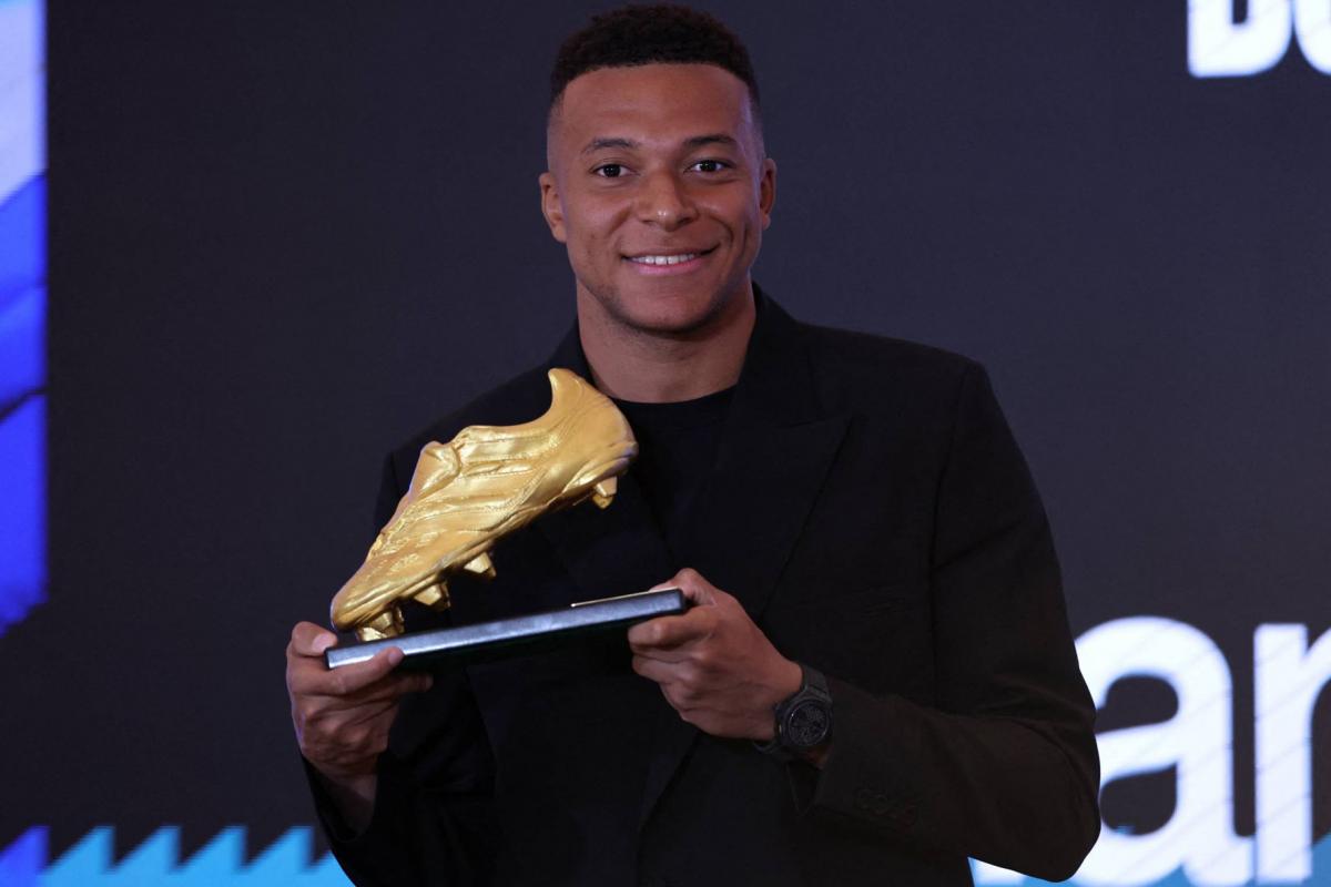 Mbappé reçoit le Soulier d'or 2024-2025 et parle du collectif