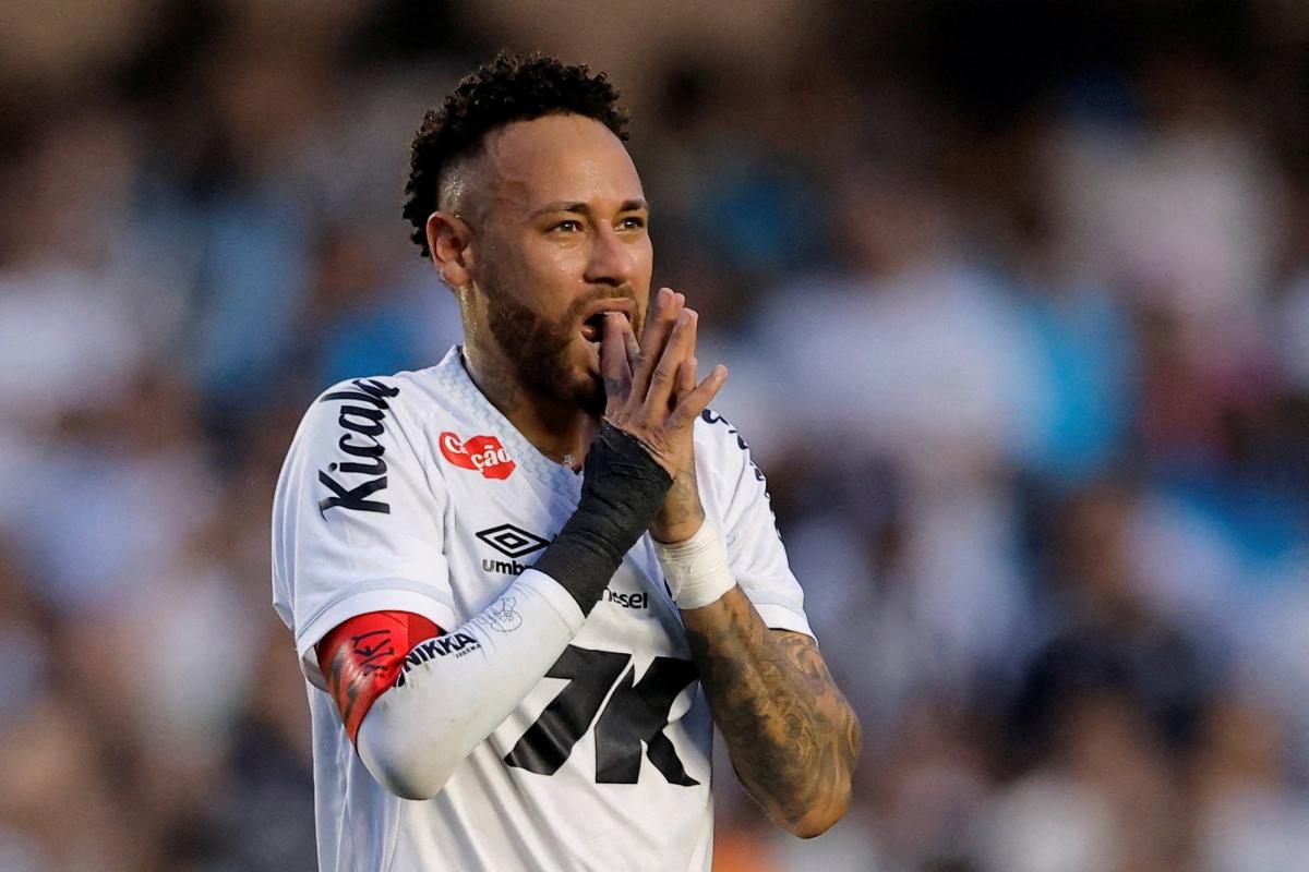 Neymar retour chez Santos: coup franc surprenant près du mur