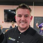 Un travailleur NHS de Wales se prépare pour le Championnat du Monde de Darts