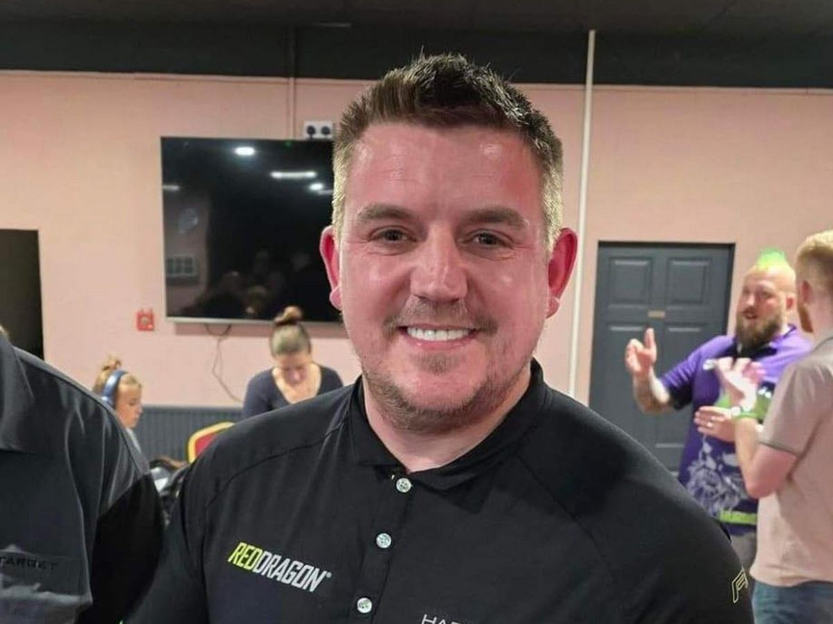Un travailleur NHS de Wales se prépare pour le Championnat du Monde de Darts