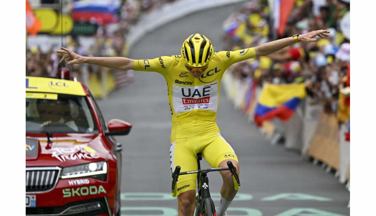 Inauguration d'une statue dorée en hommage à Tadej Pogacar à Abou Dhabi