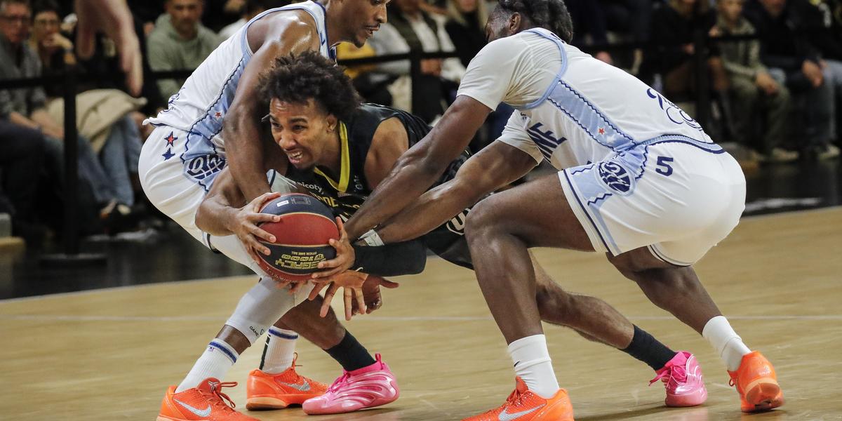Le Stade Rochelais Basket subit une lourde défaite face à Poitiers (95-64)