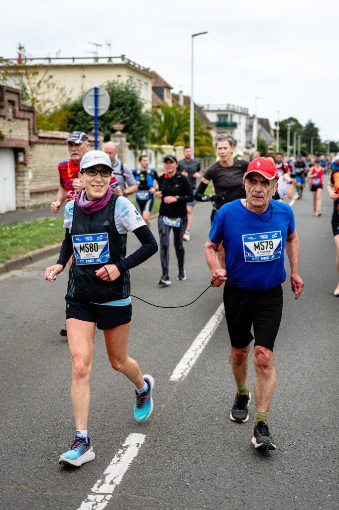 Un marathon pour un homme malvoyant de 75 ans avec sa guide à Deauville