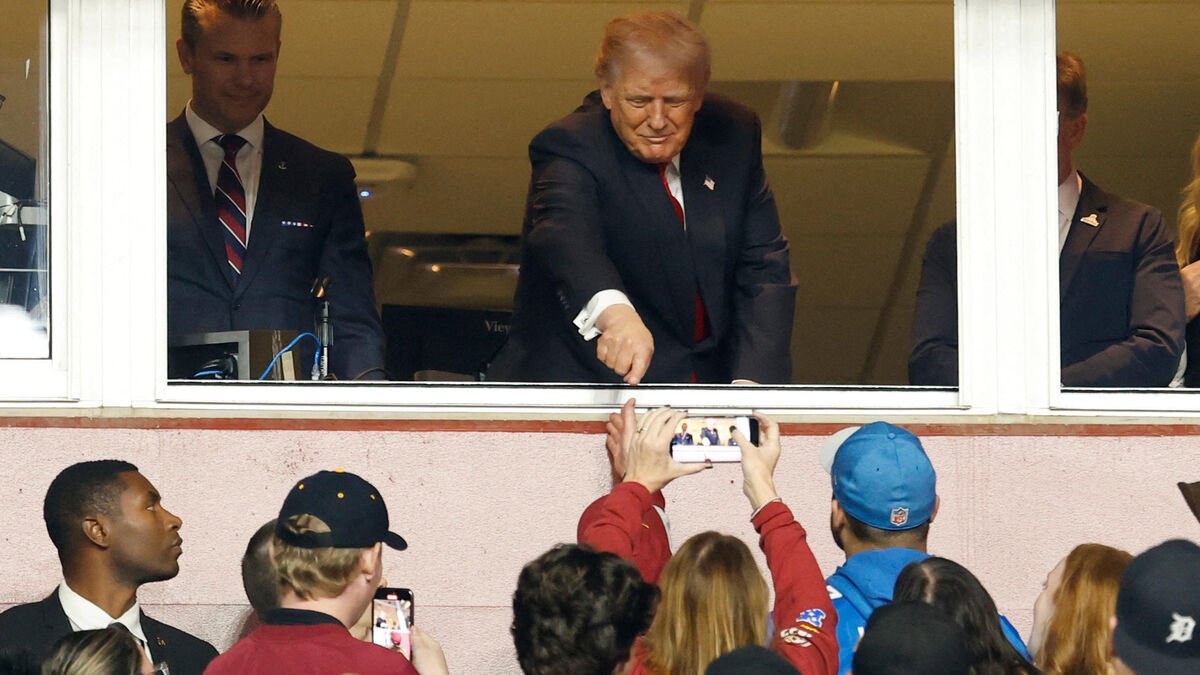Trump hué par les fans des Commanders, le nom du stade évoqué