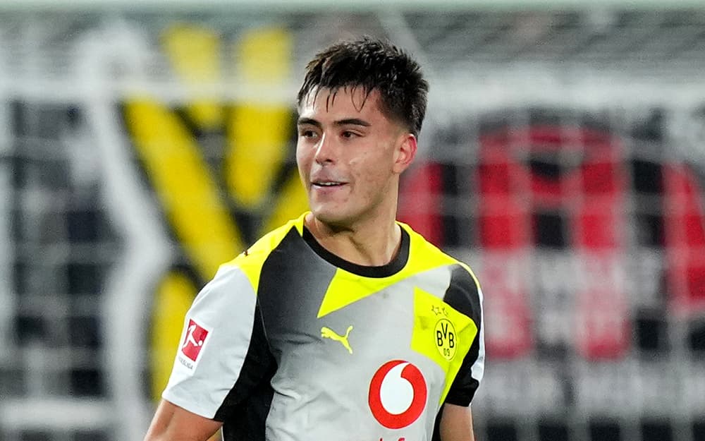 Aaron Anselmino en défense